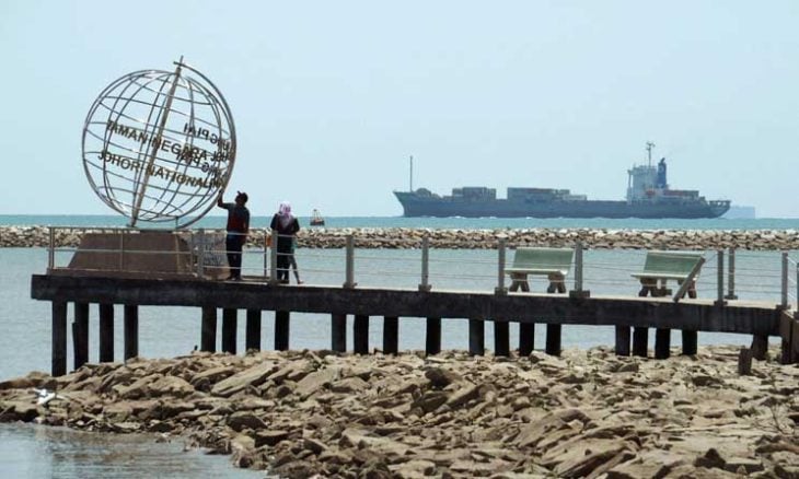 إندونيسيا تتراجع عن فرض رسوم على السفن المارة بمضيق ملقا