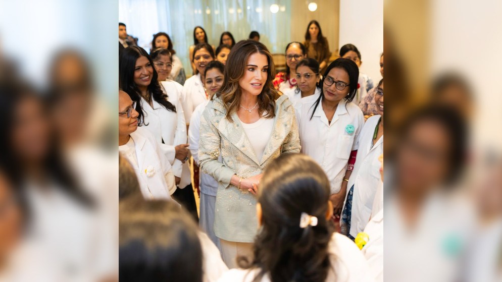 الملكة رانيا تزور مدرسة تشاناكيا للحرف في مومباي بالهند