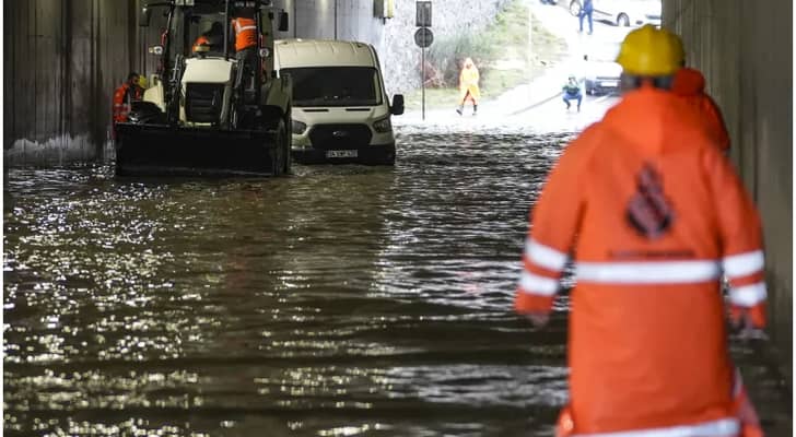 وفاة فتى جراء الأمطار في إسطنبول ..  والفيضانات تشل حركة المدينة