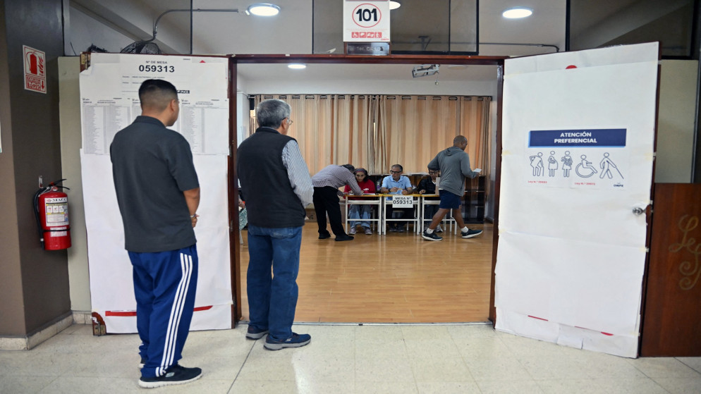 البيروفيون يختارون رئيسهم للمرة التاسعة خلال عقد