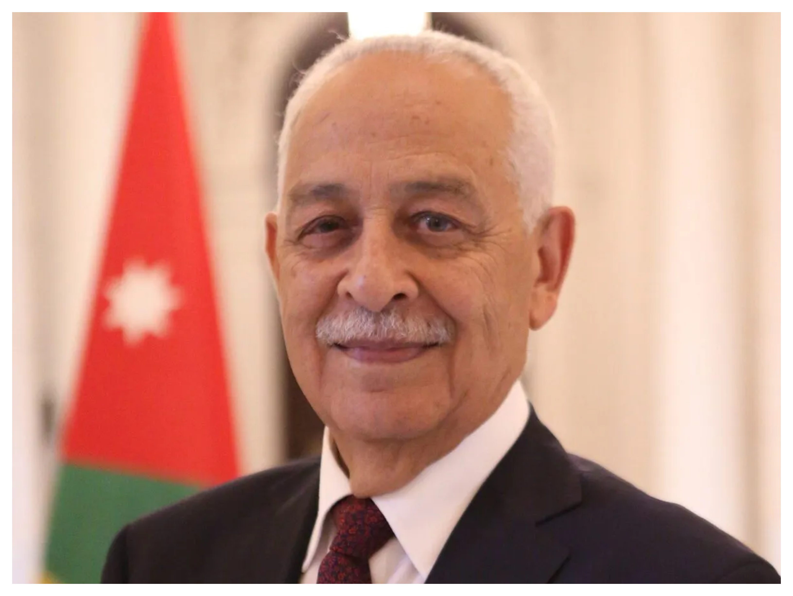 العيسوي ينقل تمنيات الملك وولي العهد لوالد الشهيد الكساسبة بالشفاء العاجل
