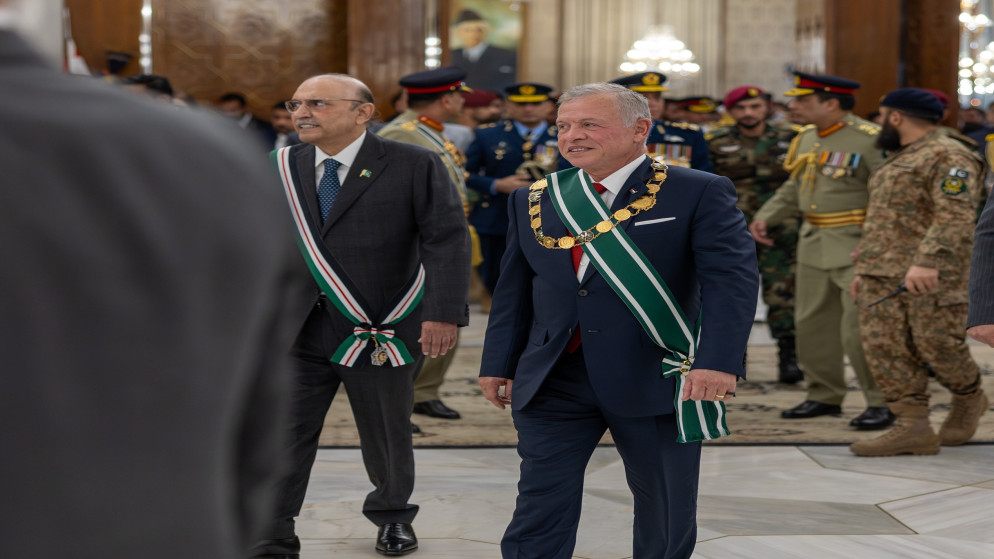 الرئيس الباكستاني يمنح الملك أعلى وسام مدني باكستاني