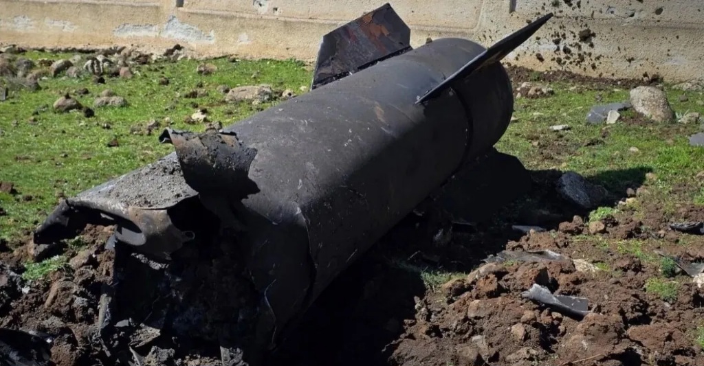 مواطن ينقل أجزاء مسيرة متفجرة بسيارته لتسليمها ..  والأمن يحذر