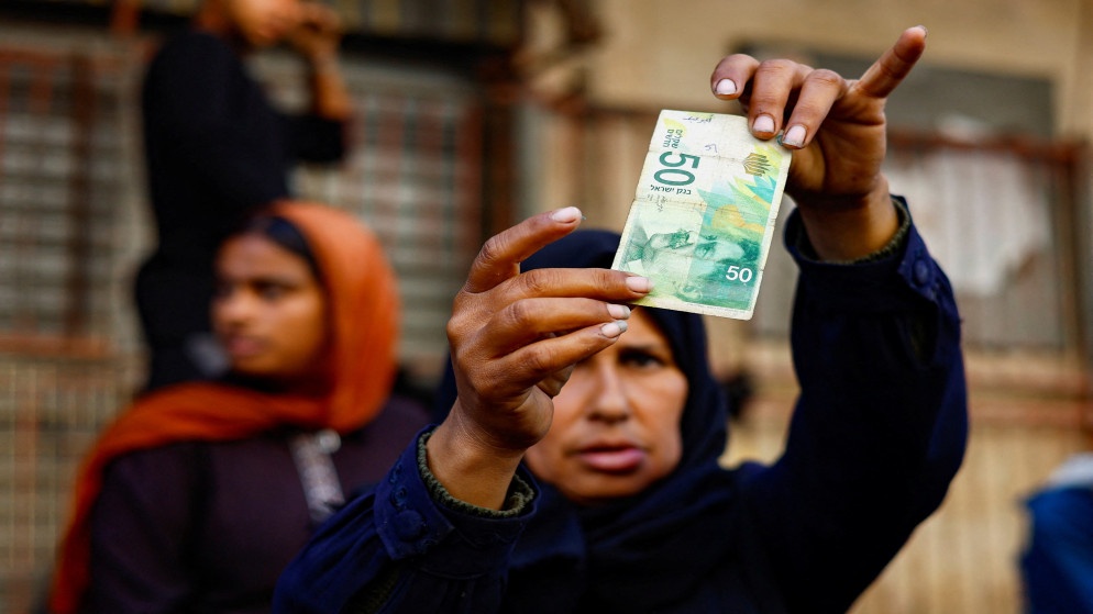 بنوك غزة بلا أموال تاركة السكان فريسة للاستغلال