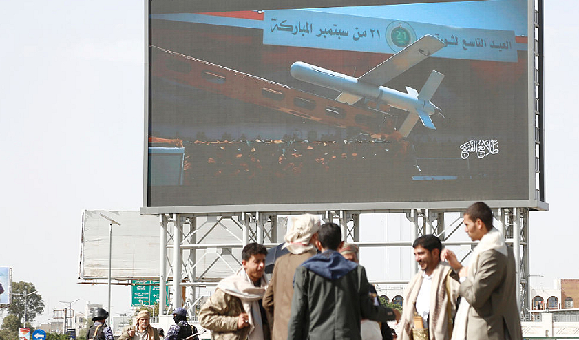 بصاروخ انشطاري ومسيّرات: الحوثيون يعلنون استهداف مطار بن غوريون