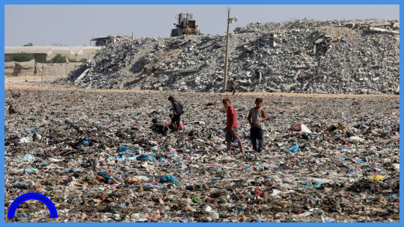 طفال فلسطينيون يبحثون في القمامة بالقرب من مكب نفايات في خان يونس جنوب قطاع غزة