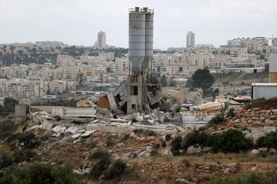 الضفة ..  الجيش الإسرائيلي يهدم منشآت ويغلق شوارع فلسطينية