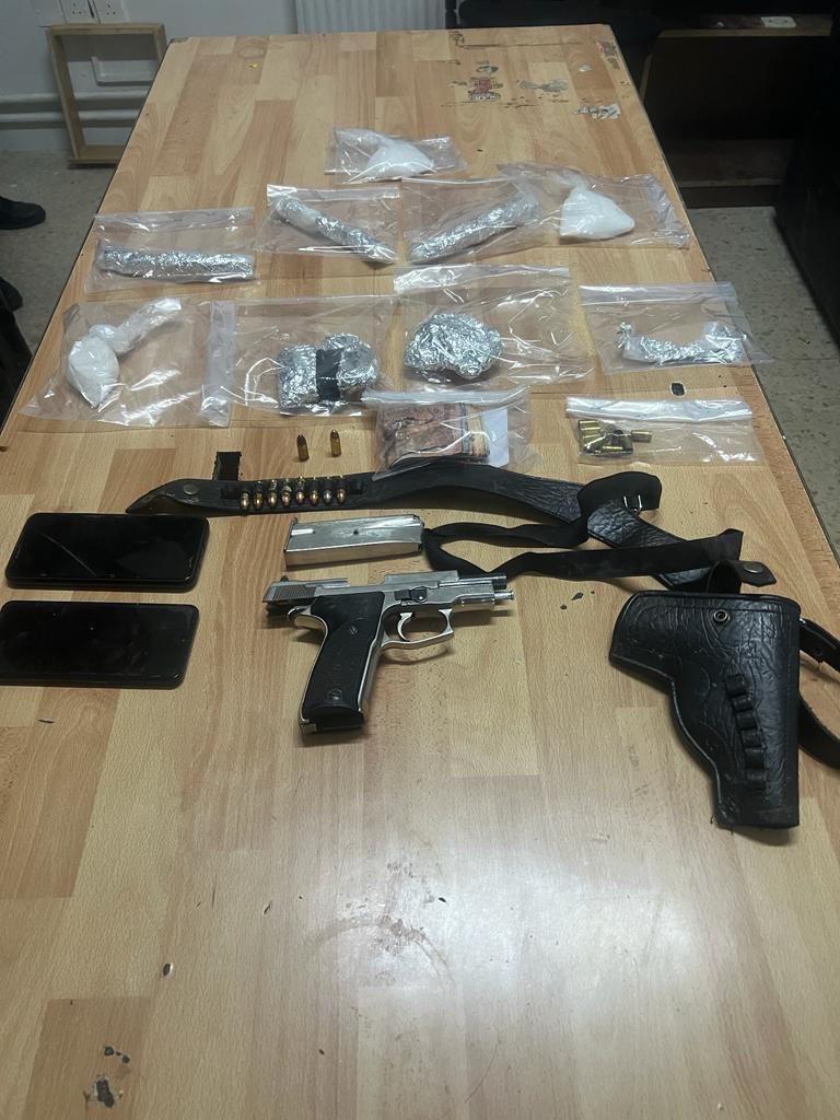 القبض على تاجر للمخدرات بعد اشتباك معه وإصابته 