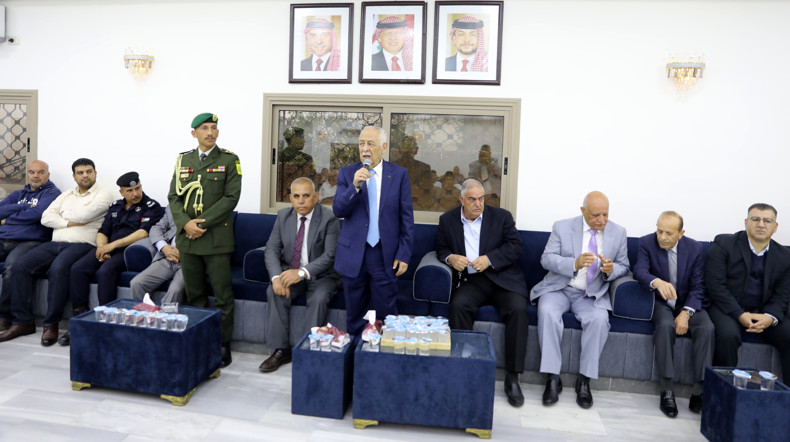 مندوبا عن الملك وولي العهد .. العيسوي يعزي عشيرة الفريحات