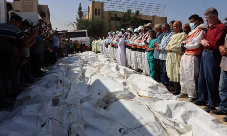 دون ملامح.. بدء دفن 54 جثمانا لفلسطينيين أعادتهم إسرائيل لغزة