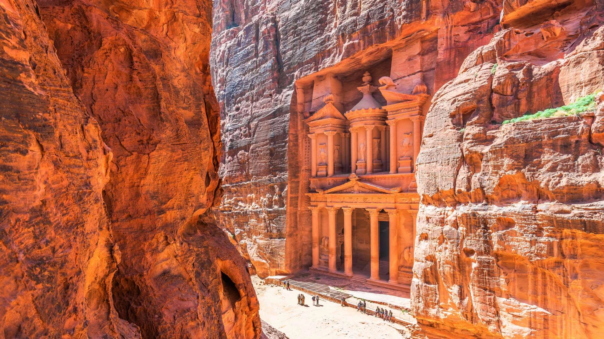 العمل على إعادة تنظيم الحركة السياحية في البترا