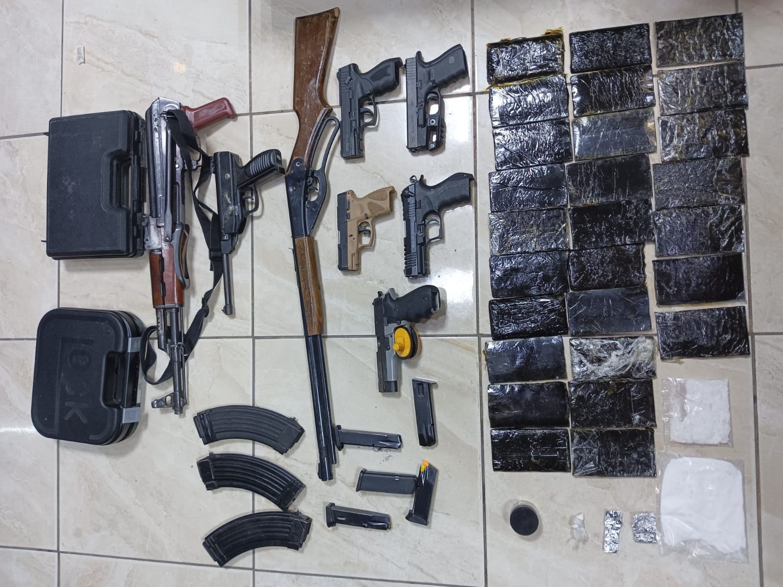 إدارة مكافحة المخدرات تفكك خلية جرمية مكوّنة من 14 شخصاً