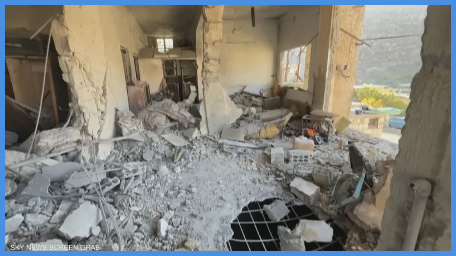 بيت مهدم جراء عملية عسكرية إسرائيلية في ريف دمشق