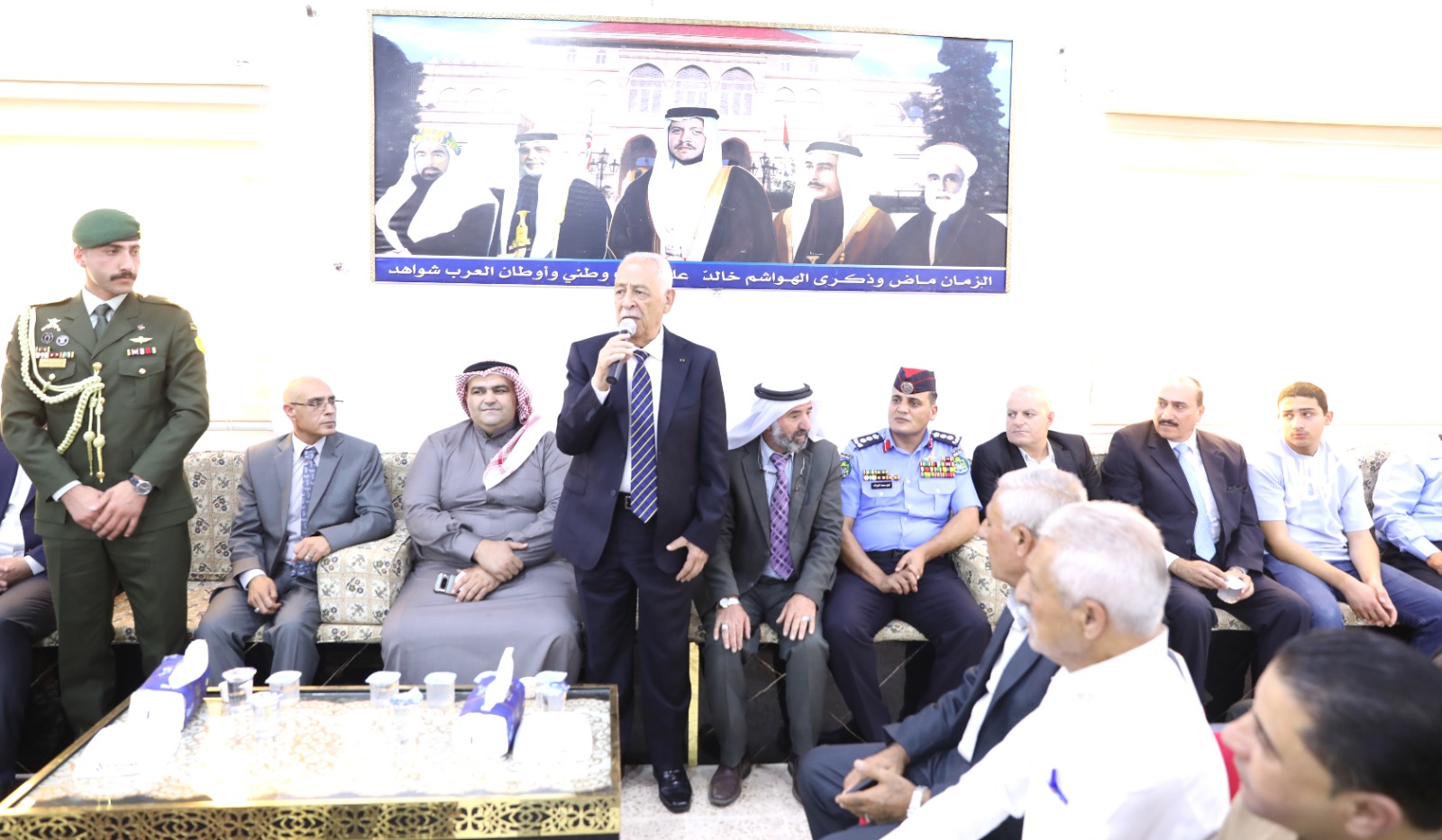 مندوبا عن الملك وولي العهد ..  العيسوي يعزي عشيرتي مقدادي والزعبي