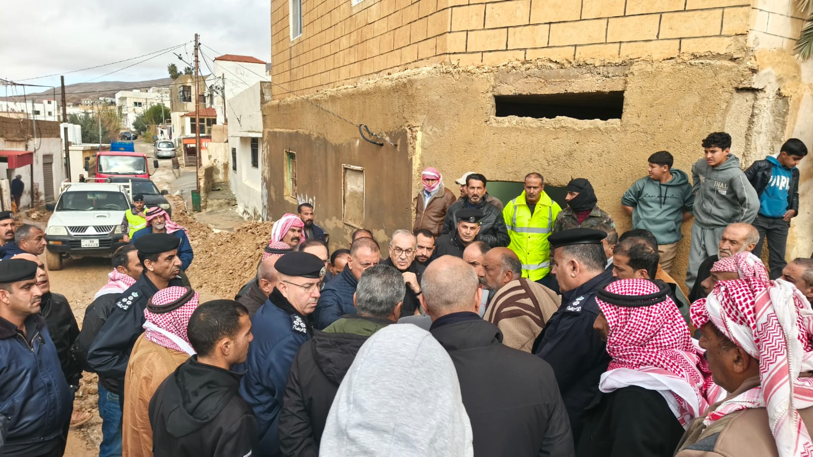 جولات ميدانية لعدد من الوزراء والجهات المختصة لمعالجة الأضرار التي تسببت بها الأحوال الجوية