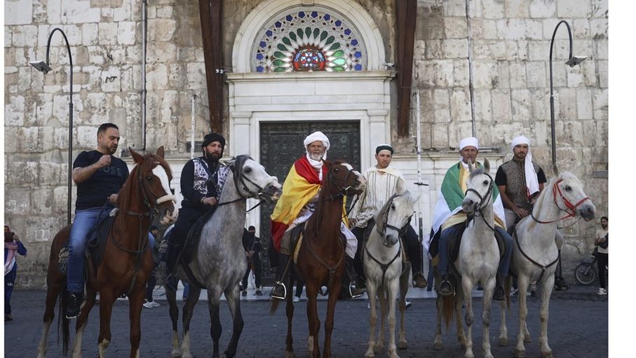 ثلاثة حجاج إسبان يحيون طريقًا حجريًا عمره 500 عام ..  على ظهور الخيل