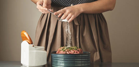 أسرار النكهة الرمضانية: متى تضيفون الملح لكل طبق