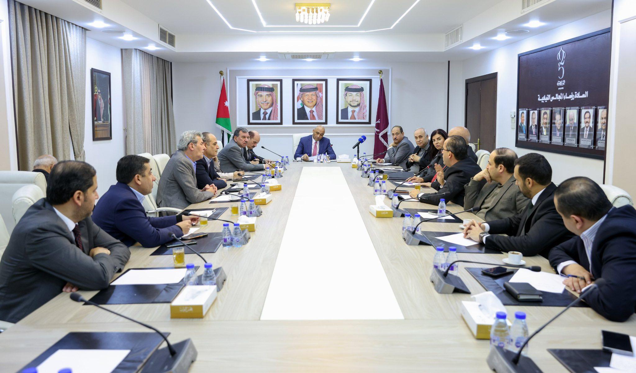 الصحة النيابية تناقش قضايا ضريبية متعلقة بالقطاع الصحي 