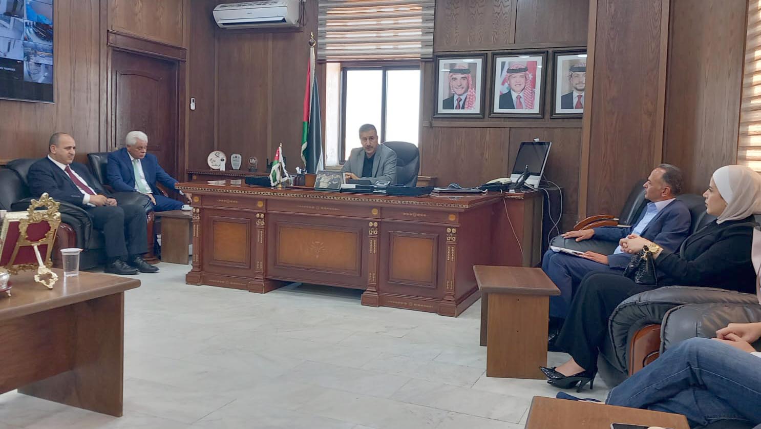 بحث ترتيبات إطلاق مركز خدمات النقل العام في مدينة السلط