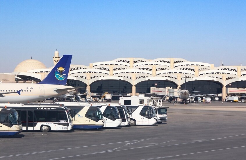 أنباء عن 3 قتلى و36 إصابة بهجوم حوثي على مطاري الرياض وأبها