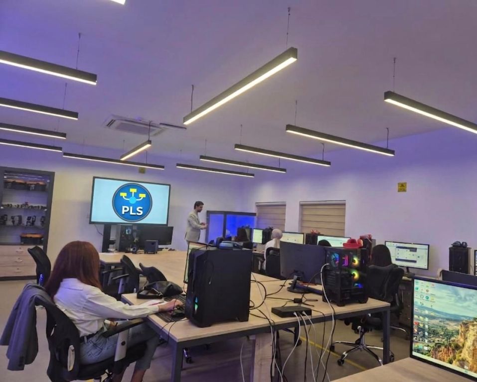 عمان الاهلية تعقد ورشة عمل لطلبة الدراسات العليا بأساسيات برمجية  SmartPLS