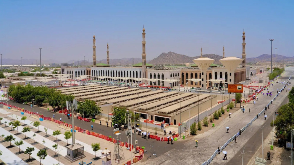 توافد الحجاج إلى مسجد نمرة للاستماع إلى خطبة عرفة