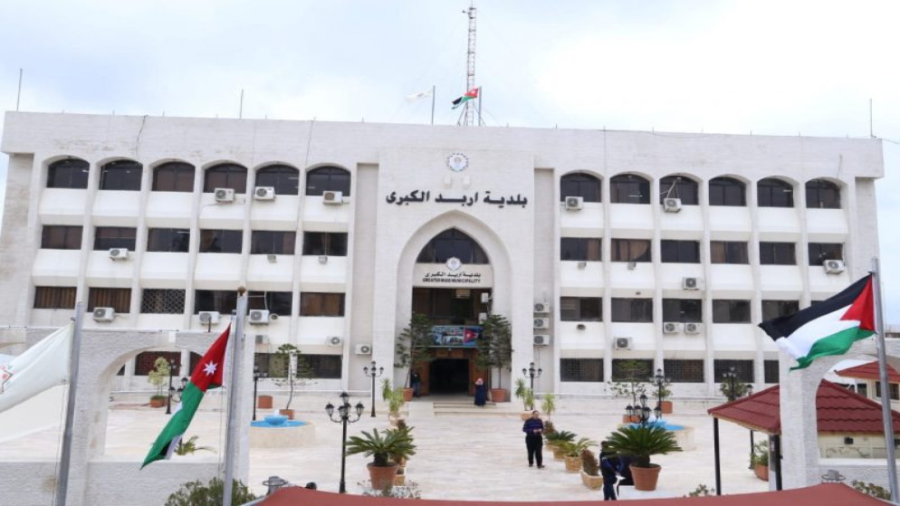 بلدية إربد تستكمل تعبيد طرق في المغّير