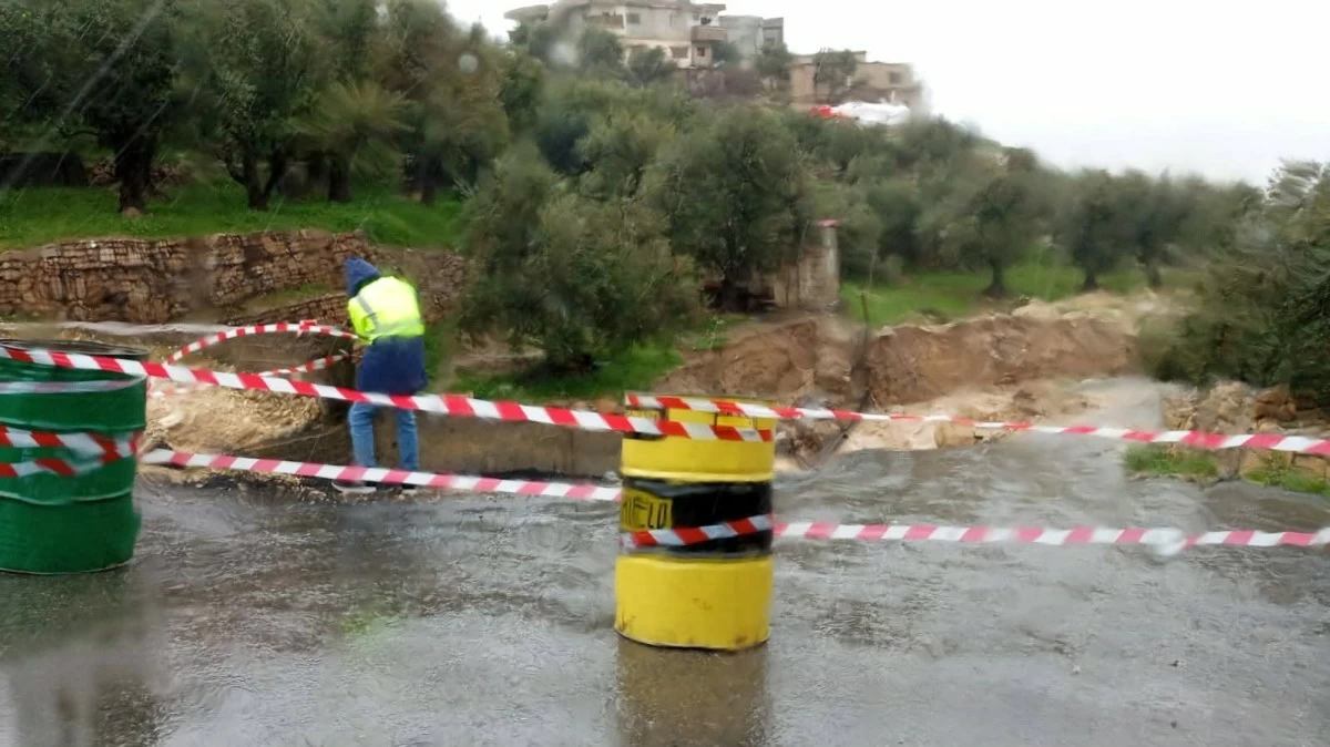 بلدية الطفيلة تغلق طريق الموردة بسبب مداهمة سيول الأمطار