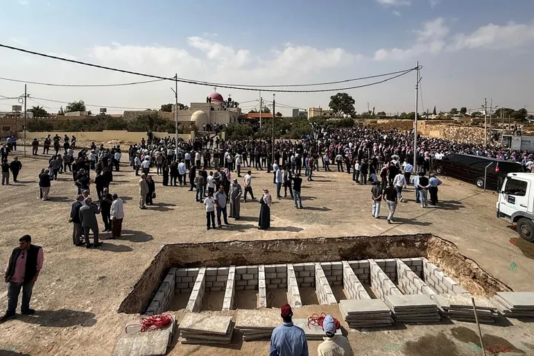 جنازة موحدة وقبر جماعي ..  تفاصيل تشييع شهداء الكرك التسعة