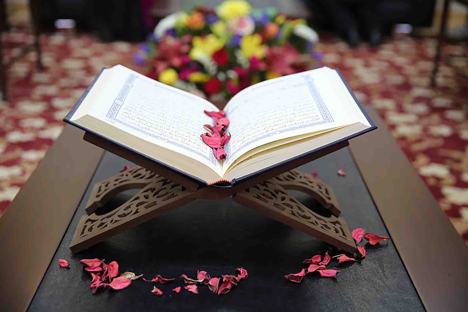 مبادرة تطوعية لترميم المصاحف بغزة