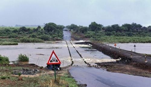 فيضان مفاجئ لنهر صغير في جنوب إفريقيا يتسبب بمصرع 14 شخصا