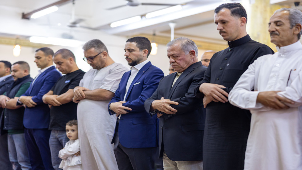 الملك وولي العهد يؤديان صلاة العيد في العقبة