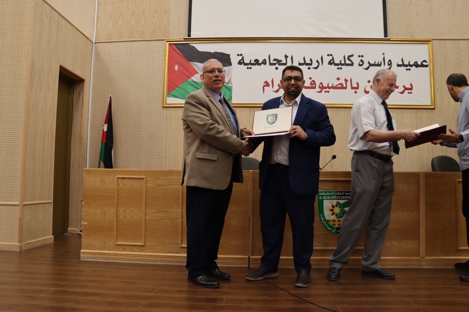 تكريم منظمي تخريج الفوج الخامس والعشرين بكلية إربد الجامعية