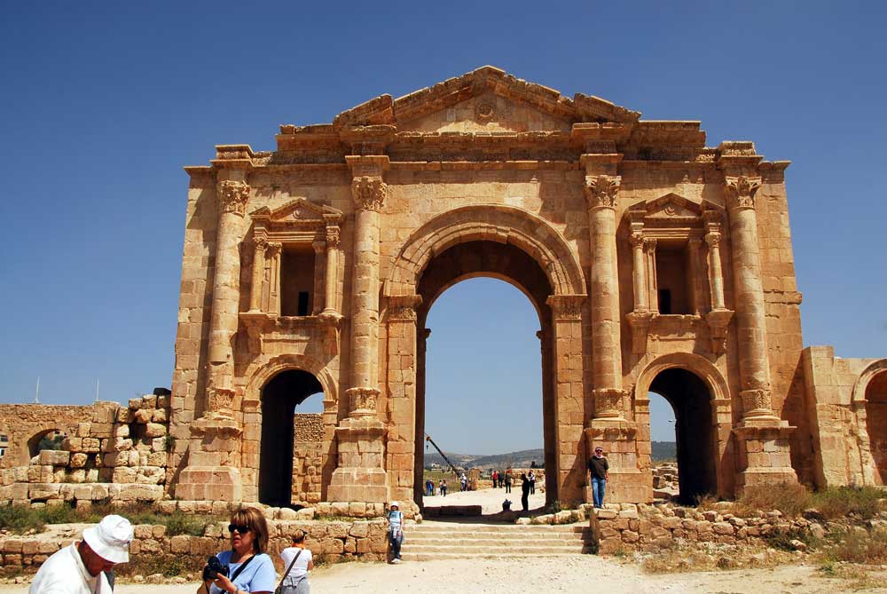 بلدية جرش تزيل جداراً آيلاً للسقوط حفاظًا على السلامة العامة