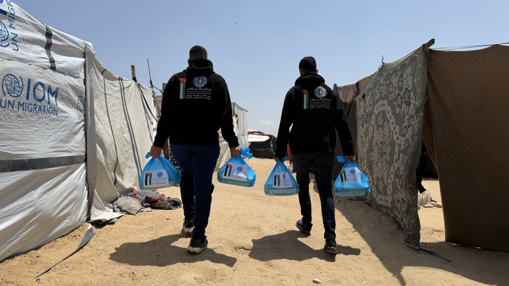 الحملة الأردنية والهيئة الهاشمية توزعان وجبات ساخنة بغزة