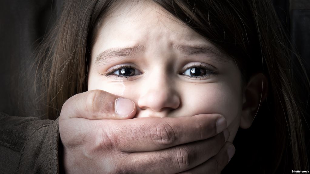 تحديد هوية شخص خطف طفلة في عمان