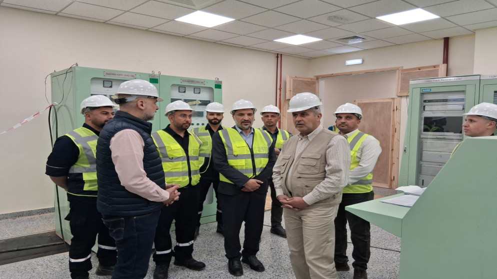الخرابشة يتفقد مشروع محطة تحويل الزرقاء الصناعية برفقة البطاينة