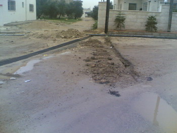 مشروع تصريف مياه في بلدة حاتم يتحول الى مأساة للسكان  ..  !