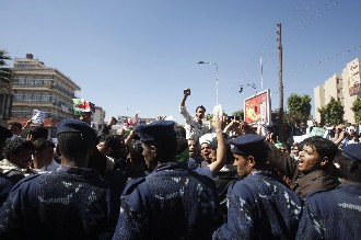 متظاهرون مؤيدون لغزة يقتحمون القنصلية المصرية في عدن