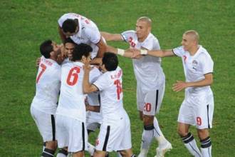 الاتحاد المصري لكرة القدم ينفي احتفال اللاعبين بالفوز على ايطاليا مع بعض العاهرات !