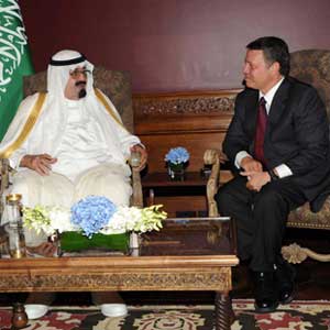 الملك يلتقي العاهل السعودي الاثنين