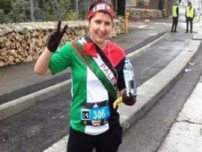 طرد عداءة بريطانية ارتدت علم فلسطين في سباق صهيوني