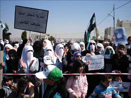 مفجر الثورة السورية يشارك باعتصام في عبدون  ..  صور