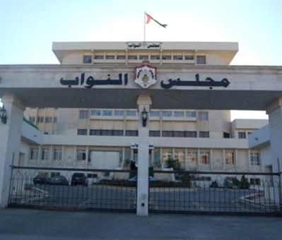 موظفو مركز المعلومات يعتصمون امام مجلس النواب 
