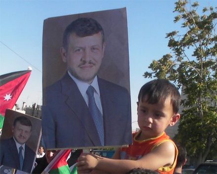متظاهرو الجبهة الأردنية يهتفون بحياة الملك