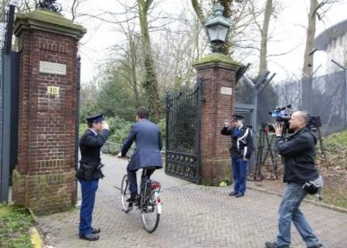 رئيس وزراء هولندا يذهب الى عمله على الدراجة