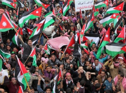 عشرات الآلاف بمسيرة الوفاء للملك بالزرقاء