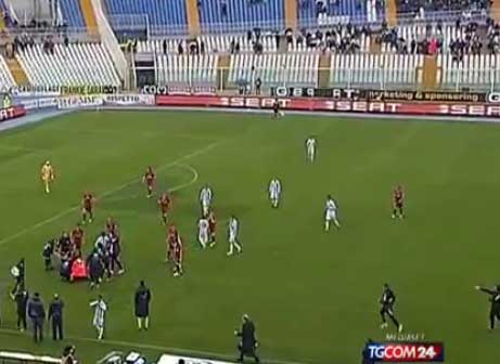 بالفيديو  ..  وفاة لاعب كرة قدم في الملاعب الايطالية 