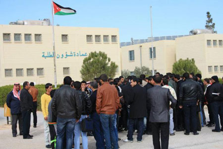 350 موظفا يعتصمون في جامعة آل البيت