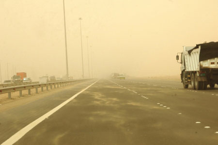 طقس حار نسبيا ومغبر الأربعاء